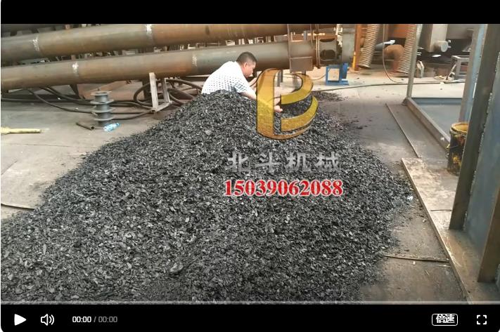 全自動伟德线上平台官网下载無煙炭化楊樹木片的生產加工現場