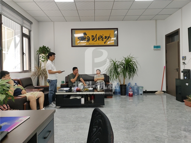 參觀伟德线上平台官网下载的客戶絡繹不絕,洽談合作正忙時